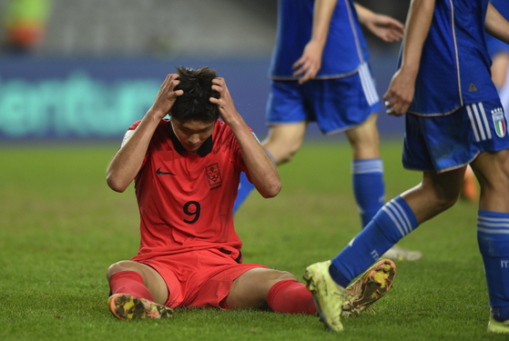 Korea's Lee Young-jun reacts after missing a chance to score against Italy during a FIFA U-20 World Cup semifinal match in La Plata, Argentina on Thursday.  [AP/YONHAP]