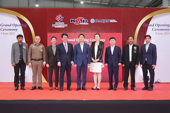 Officials, including Noh Sam-sug, third from right, and President & CMO of Hanjin Logistics Corporation Emily Cho, fourth from right, pose for a photo at the grand opening of the Laem Chabang container freight station in Thailand on Thursday. [HANJIN LOGISTICS CORPORATION]