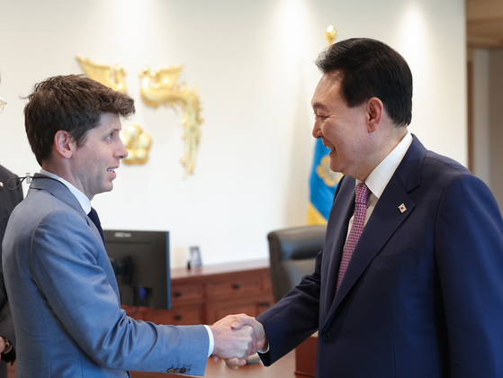 OpenAI CEO Sam Altman, left, and Korean President Yoon Suk Yeol, shake hands at the presidential office in Yongsan District, central Seoul, on Friday.[YONHAP]