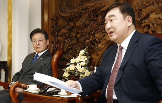 Chinese Ambassador to Korea Xing Haiming, right, speaks during his meeting with the Democratic Party leader Lee Jae-myung, left, which was held at Xing's diplomatic residence in Seoul on Thursday and was open to the press. [JEON MIN-GYU]