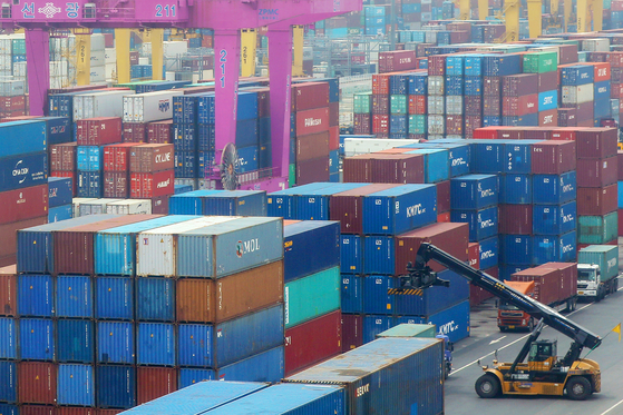 Containers stacked up at a port in Incheon on Friday. Korea reported $790 million in current account deficit in April. [NEWS1]