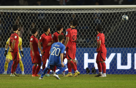 Los jugadores coreanos observan cómo Simone Pafundi de Italia anota el gol de la victoria durante el partido de semifinales de la Copa Mundial Sub-20 de la FIFA en La Plata, Argentina, el jueves.  [AP/YONHAP]