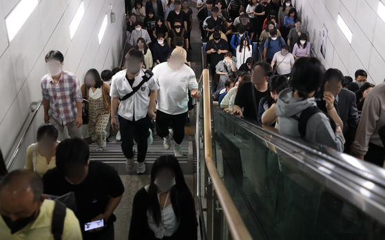 Passengers getting off from Gimpo International Airport Station walk to transfer to another subway line on May 26. [NEWS1]