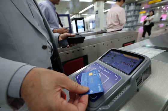 Tapping a credit card to transfer to another metro line on May 17, 2022 [YONHAP] 