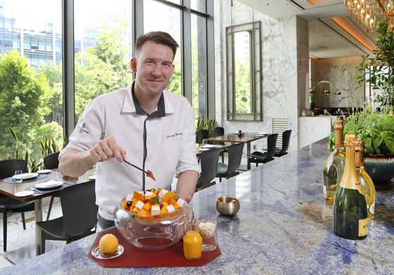 Jimmy Boulay, head pastry chef at Four Seasons Hotel Seoul, poses with his apple mango bingsu at the hotel in Jongno District, central Seoul, on May 22. [PARK SANG-MOON]