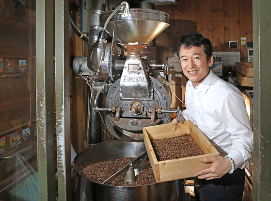 Yang Chul-ahn, coffee aficionado and owner of Coffee Happy, at the coffeehouse in Bundang, Gyeonggi, on June 1. [PARK SANG-MOON]