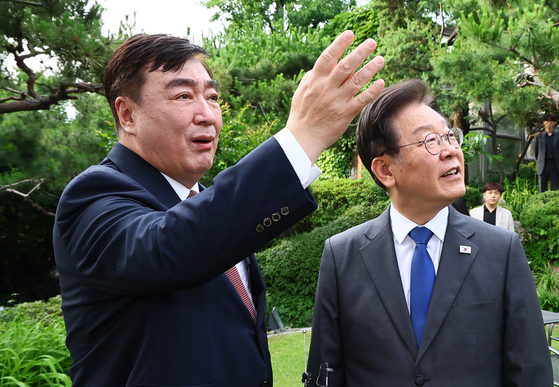 Chinese Ambassador to Korea Xing Haiming, left, shows Democratic Party Chairman Lee Jae-myung around his residence in Seoul on Thursday. [YONHAP]
