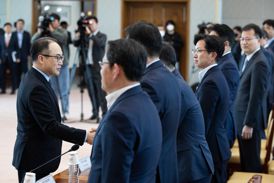 Prosecutor General Lee One-seok exchanges greetings with attendees at a meeting for developing measures to rid of drugs at the Supreme Prosecutors' Office headquarters in Seocho District, southern Seoul, on May 8. [NEWS1]