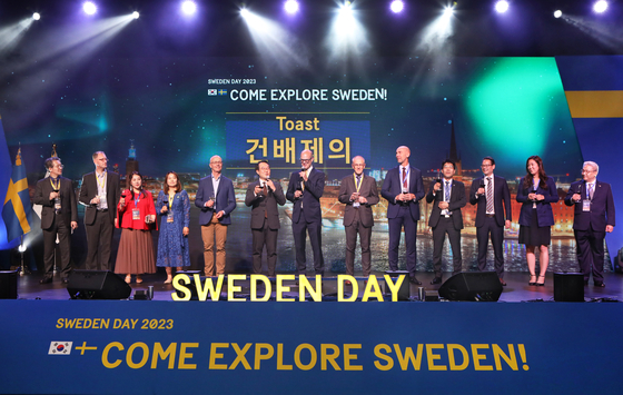 Swedish Ambassador to Korea Daniel Wolven, seventh from right, Second Vice Foreign Minister Lee Do-hoon, eighth from right, and executives representing Korean and Swedish companies and organizations celebrate Sweden Day at the Grand Hyatt Seoul on Friday. [PARK SANG-MOON]
