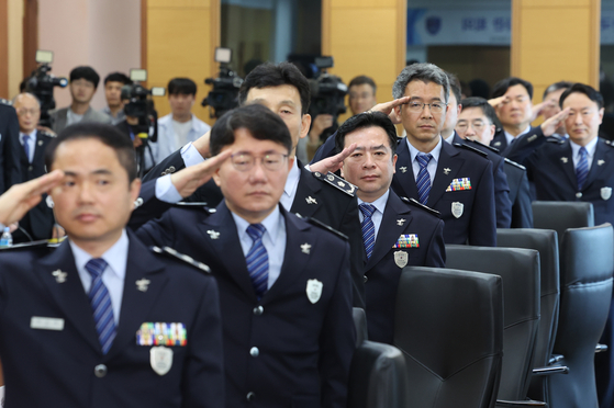 Officers and executives of the Korea Customs Service pledge allegiance to the flag before an inter-department meeting on drugs at the Seoul Regional Customs office in Gangnam District, southern Seoul, on Thursday. [YONHAP]