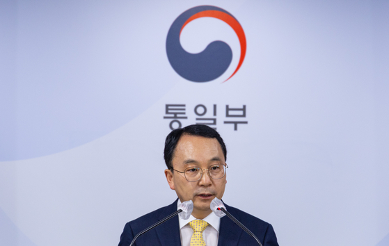  Koo Byoung-sam, the Unification Ministry spokesperson, addresses the issue regarding the funeral of a man who is believed to have been a North Korean defector at a press briefing held at the government complex in Seoul on Monday. [YONHAP] 