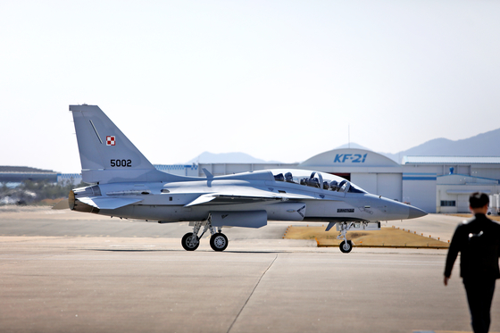 A FA-50 light attack aircraft designated for export to Poland taxis at the headquarters of Korea Aerospace Industries in Sacheon, South Gyeongsang, on Wednesday. [KOREA AEROSPACE INDUSTRIES]