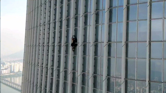 A 24-year-old British man was detained after climbing the Lotte World Tower in Jamsil, southern Seoul on Monday morning. Police identified the man as climber George King-Thompson. [SONGPA FIRE STATION] 