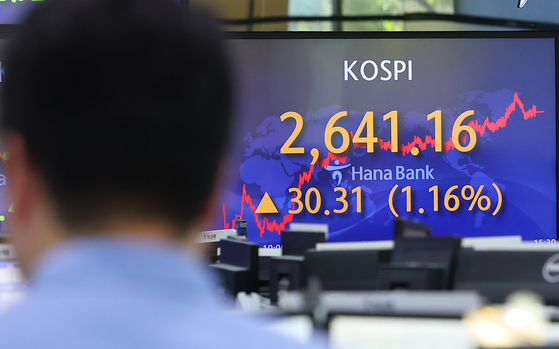 A screen in Hana Bank's trading room in central Seoul shows the Kospi closing at 2,641.16 on Friday, the first time for the main bourse to finish above the 2,640 mark since June 3 last year. [YONHAP]