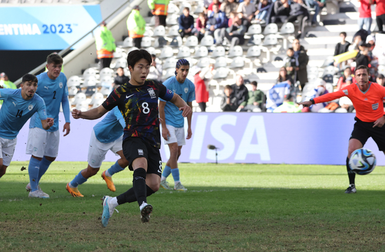 Korea's Lee Seung-won takes a penalty during the 2023 FIFA U-20 World Cup third-place playoff against Israel at Estadio Ciudad de La Plata in La Plata, Argentina on Sunday. [YONHAP]