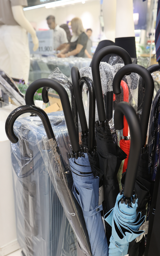 Umbrellas are displayed at a large supermarket in downtown Seoul on Monday ahead of the monsoon season. [YONHAP]
