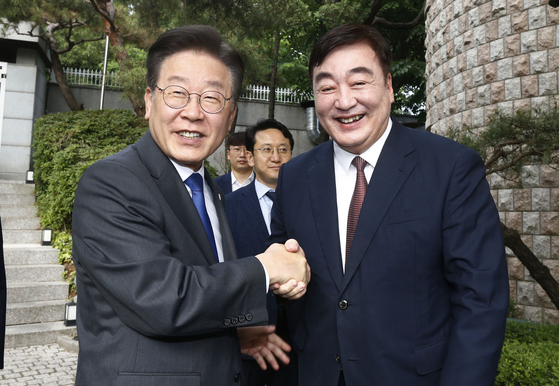 Chinese Ambassador to Korea Xing Haiming, right, shakes hands with Democratic Party Chairman Lee Jae-myung at his residence in northern Seoul on Thursday. [NEWS1]