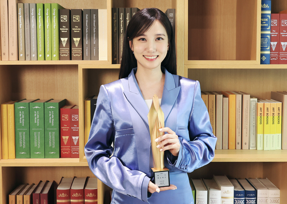 Actor Park Eun-bin holds her Grand Prize trophy for the 59th Baeksang Arts Awards in an interview with the Korea JoongAng Daily held at the JTBC headquarters in western Seoul. [BAEKSANG ARTS AWARDS ORGANIZING COMMITTEE]