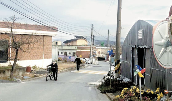 Studying outside Seoul comes with many pros and cons, international students say.  Pictured above is a small village near Kongyang University in Nonsan, South Chungcheong. [ALIZA KHAN]