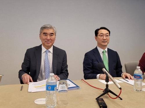 Korea's top nuclear negotiator Kim Gunn, right, and U.S. Special Representative for the DPRK Sung Kim hold a joint press conference after their meeting in Washington on Monday. [YONHAP]