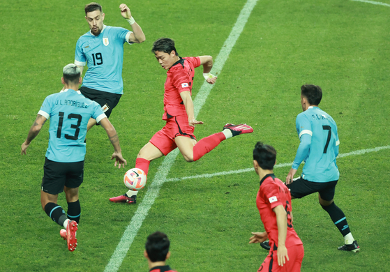 Oh Hyeon-gyu, center, shoots during a friendly between Korea and Uruguay at Seoul World Cup Stadium in Mapo District, western Seoul on March 28. [YONHAP] 