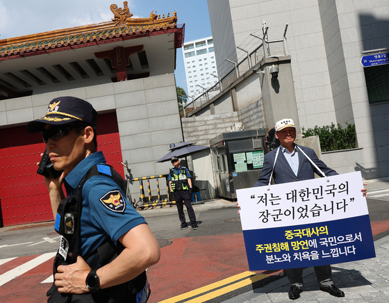 Kim Keun-tae, a former Army general, holds a one-man rally in front of the Chinese Embassy in Meyong-dong, central Seoul, Tuesday, protesting comments by Chinese Ambassador to Korea Xing Haiming last week. Tensions between Korea and China have been escalating ever since Xing said that countries that bet against China will ″regret it″ in a meeting with Democratic Party leader Lee Jae-myung Thursday. [YONHAP]