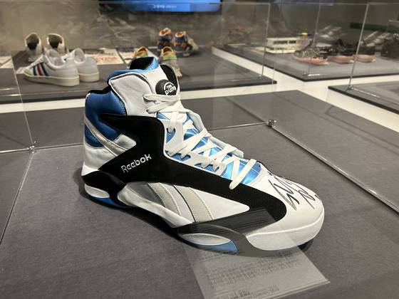 Reebok's first signature shoe for basketball player Shaquille O'Neal, released in 1993. The shoe's size is US 22, or 390 in Korea. [SHIN MIN-HEE]