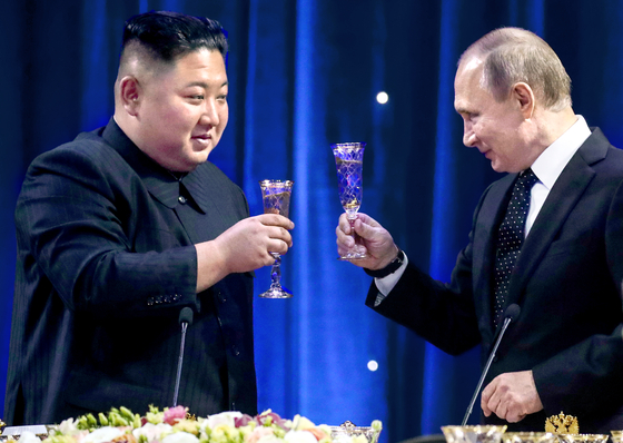 North Korean Leader Kim Jong-un, left and Russia's President Vladimir Putin toast each other at a reception following Russian-North Korean talks at the Far Eastern Federal University on Russky Island on April 25, 2019. [YONHAP]