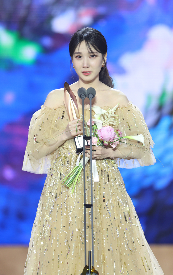 Actor Park Eun-bin gives a speech after receiving the Grand Prize in the TV section for her portrayal of attorney Woo Young-woo in the 2022 hit drama series ″Extraordinary Attorney Woo″ at the 59th Baeksang Arts Awards held on April 28 in Incheon. [BAEKSANG ARTS AWARDS ORGANIZING COMMITTEE]