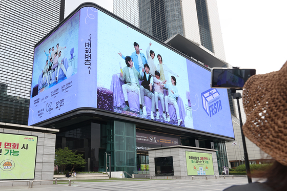 A video of BTS is played at COEX, southern Seoul, on Monday to celebrate the boy band's 10th anniversary of debut that falls on Tuesady. [YONHAP]