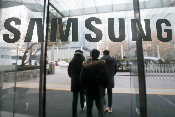 Samsung Electronics employees exit the company's headquarter building in Seocho District, southern Seoul, in January. [NEWS1]