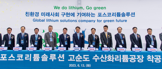 Posco Group Chairman Choi Jeong-woo, sixth from left, and People Power Party lawmaker Ahn Cheol-soo, fifth from left, pose for a photo during a groundbreaking ceremony for Posco Holdings' lithium hydroxide plant in South Jeolla, Tuesday, with representatives from LG Energy Solution and SK On [POSCO HOLDINGS]