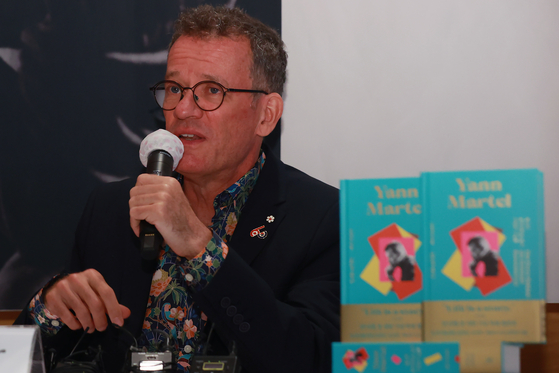 Canadian author Yann Martel answers questions from the press at the Canadian Embassy in central Seoul, visiting Korea in celebration of Korea and Canada’s 60th year of diplomatic relations, on Tuesday. [YONHAP]