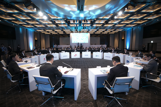 The heads of Korea’s major business groups talk during a meeting of the Korea H2 Business Summit, a council of 17 companies focusing on hydrogen energy, at a hotel in central Seoul on Wednesday. [NEWS1] 