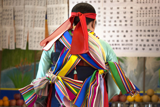 For Jeju's Jamsu Gut in Gimnyeong in Jeju City, visitors bring the colorful ribbons to be tied around the shaman, or mudang. [CHOI JAE-YOUNG] 