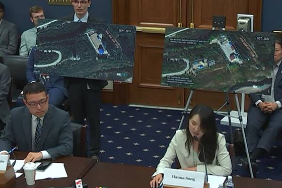 Hannah Song, director of the Database Center for North Korean Human Rights, shows the Congressional Executive Commission on China photos of Chinese detention facilities holding North Koreans at a hearing held in Washington on Tuesday (local time). [YONHAP]