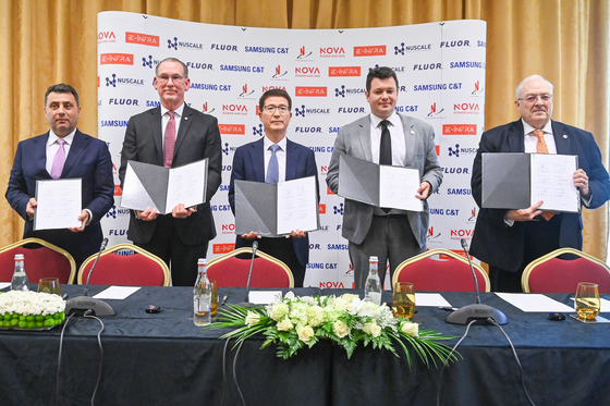 From left: E-Infra CEO Teofil Muresan, Frank Dishongh, president of nuclear project services at Fluor, Samsung C&T CEO Oh Se-chul, Nuclearelectrica CEO Cosmin Ghita and Robert Temple, general counsel at NuScale Power during a signing ceremony held in Bucharest, Romania Tuesday [SAMSUNG C&T]