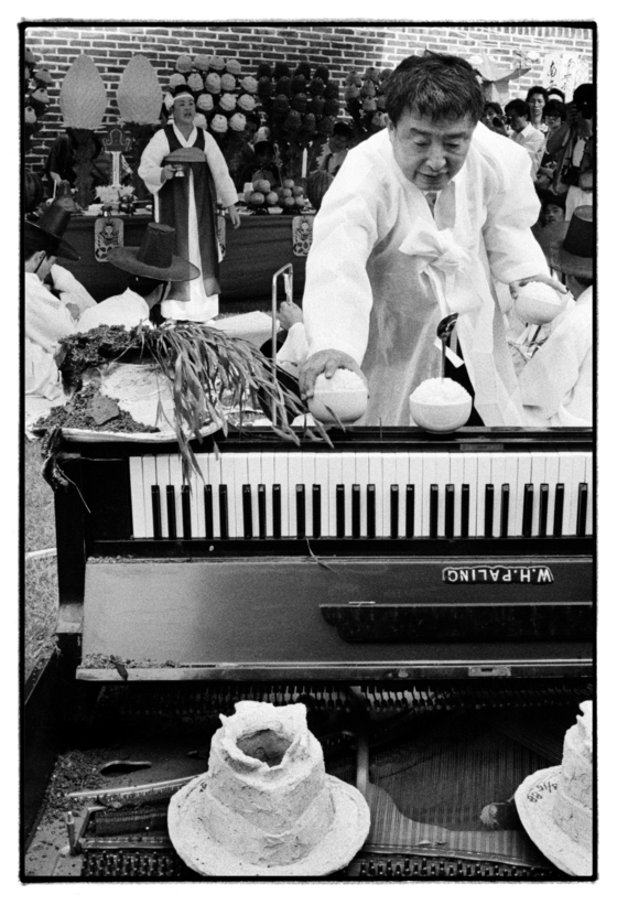 Paik performs gut on July 20, 1990, in his own avant-garde-style, together with a real shaman, pictured behind him. [CHOI JAE-YOUNG] 