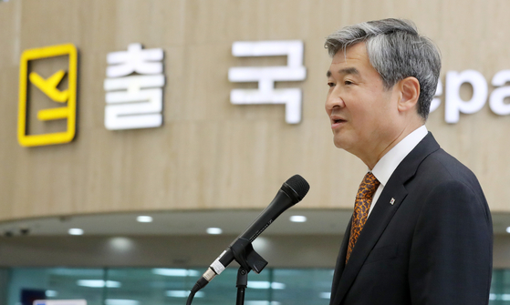 National Security Adviser Cho Tae-yong speaks to reporters at Gimpo International Airport Wednesday before departing for Tokyo for trilateral talks with his U.S. and Japanese counterparts. [NEWS1]