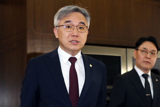 Attorney Jeong Cheol-seung speaks to the press at his office in Seocho District, southern Seoul on May 1. [NEWS1] 