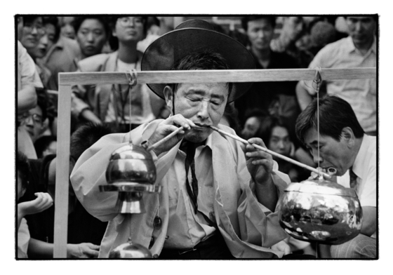 Renowned video artist Nam June Paik performs gut on his birthday, July 20, 1990, in Seoul, for Joseph Beuys, Paik’s good friend who led the avant-garde Fluxus movement with him and other artists. [CHOI JAE-YOUNG] 