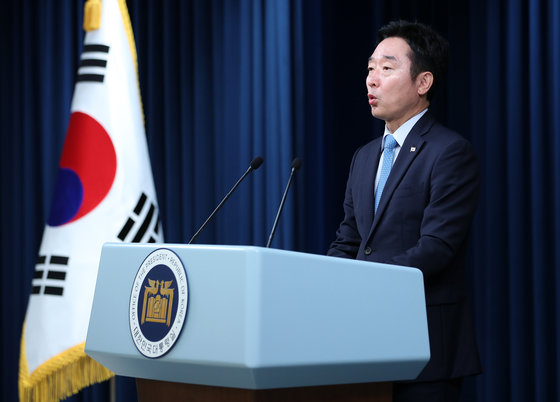 Presidential spokesman Lee Do-woon speaks to reporters in a briefing at the Yongsan presidential office in central Seoul on Wednesday. [NEWS1] 