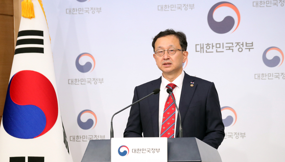 Jeong Seung-yoon, deputy chairman of the Anti-Corruption and Civil Rights Commission, speaks at a press conference at the government complex in Jongno District, central Seoul, Wednesday, accusing the National Election Commission of noncompliance in an investigation into its nepotistic hiring scandal. [NEWS1]