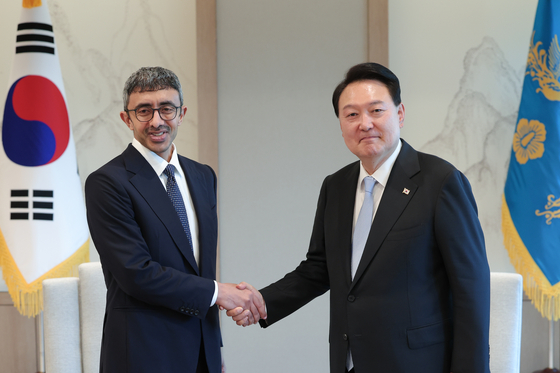 President Yoon Suk Yeol, right, shakes hands with United Arab Emirates Foreign Minister Sheikh Abdullah bin Zayed Al Nahyan at the presidential office in central Seoul on Tuesday. [PRESIDENTIAL OFFICE]