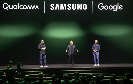 From left, Qualcomm CEO Cristiano Amon, Samsung Electronics President Roh Tae-moon and Google Senior Vice President Hiroshi Lockheimer announce their partnership at the Unpacked event in San Francisco in February. [YONHAP]