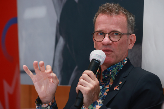 Canadian author Yann Martel answers questions from the press at the Canadian Embassy in central Seoul, visiting Korea in celebration of Korea and Canada’s 60th year of diplomatic relations, on Tuesday. [YONHAP]