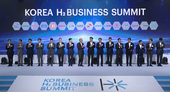 The heads of Korea’s major business groups pose for a photo at the second meeting of the Korea H2 Business Summit, a council of 17 companies focusing on hydrogen energy, at a hotel in central Seoul on Wednesday. Participants include Hyundai Motor Group Executive Chair Euisun Chung, eighth from left, SK Vice Chairman Chey Jae-won, ninth from left, and Posco Holdings Chairman Choi Jeong-woo, tenth from left. [NEWS1] 