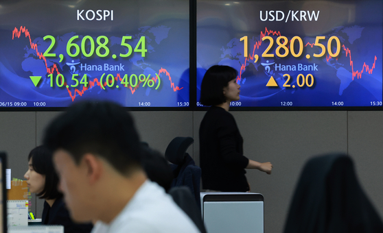 Electronic sign boards at Hana Bank in central Seoul show Korea’s market Thursday. [YONHAP]