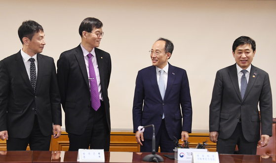  Finance Minister Choo Kyung-ho, second from right, at a meeting with financial regulators in central Seoul Thursday. [MINISTRY OF ECONOMY AND FINANCE]