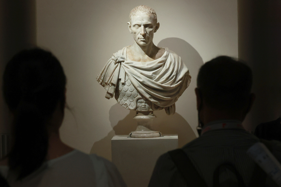 Roman portraiture of Gaius Julius Caesar at the National Museum of Korea's new exhibition “Separate But Inseparable: Mythology and Culture of Ancient Greece and Rome” in Yongsan District, central Seoul .[YONHAP]